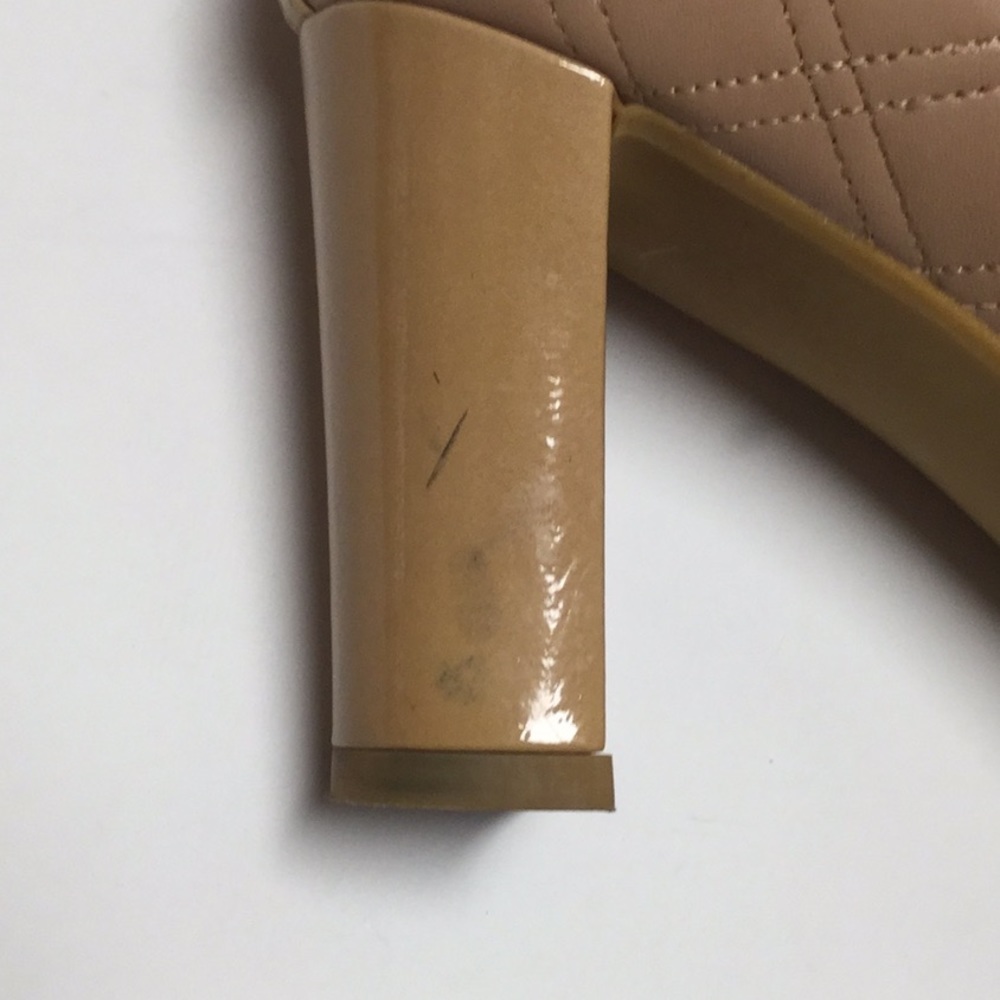 Stuart Weitzman Nude Leather quilted pump with patent toe cap and gold bow 8.5 - Picture 7 of 9